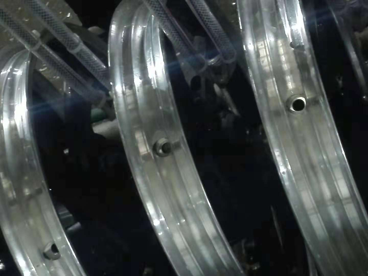 轮毂气门芯孔自动加工上料